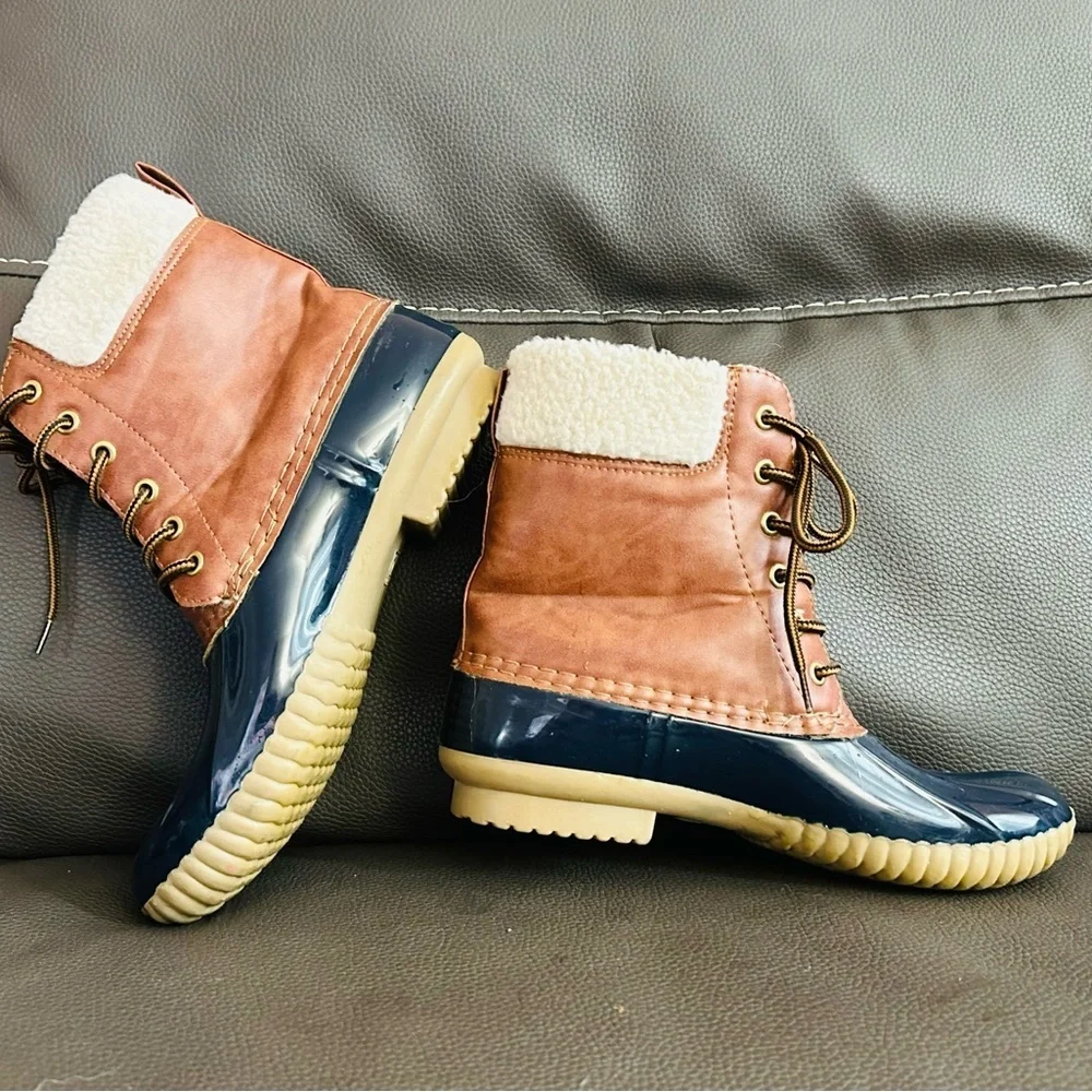 YO KI winter boots, navy and cordovan with fuzzy interior, barely worn EUC